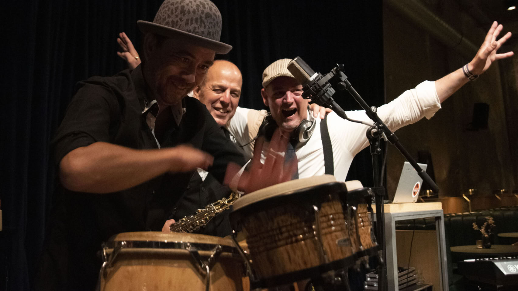 Percussionist Koen van den Broek met op de achtergrond saxofonist Gerbrand Brederveld en DJ Dominick.