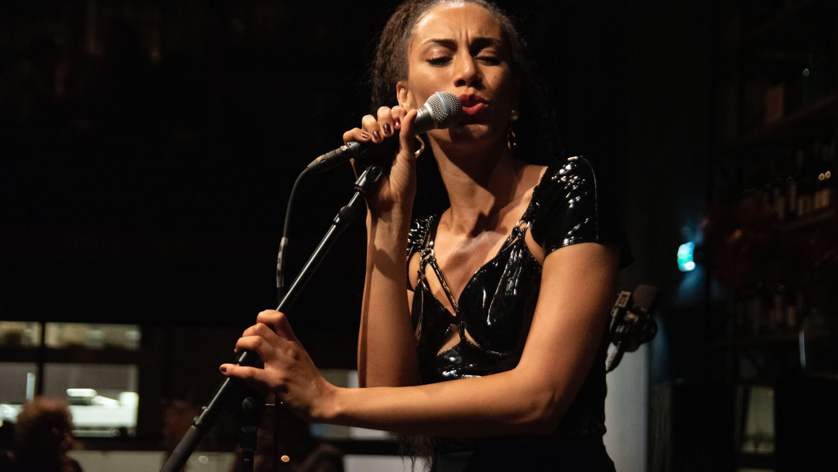 Juliet July jazz zangeres treedt live op met leden van het Jazz Circus Collective.