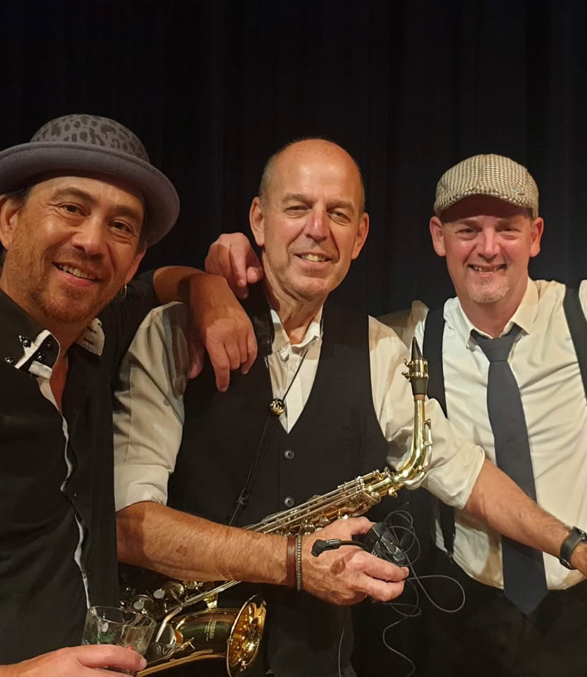 DJ Dominick met percussionist Koen van den Broek en saxofonist Gerbrand Brederveld.